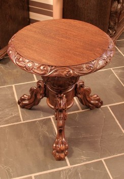 Okragły stolik stylizowany na stary