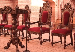 Rzeźbiony fotel papieski