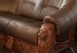 Sofa rzeźbiona w starym stylu