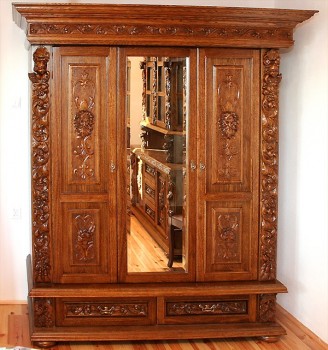 Szafy trzydrzwiowe rzeźbione ręcznie stylizowane na stare meble gdańskie