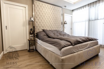 Ekskluzywna sypialnia łóżko z pikowanym zagłówkiem