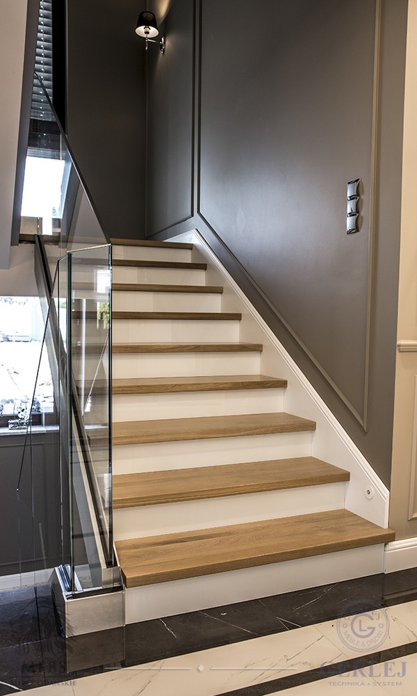 Schody Drewniane Z Bia ymi Podstopniami I Szklan Balustrad schody-drewniane-z-bia-ymi-podstopniami-i-szklan-balustrad