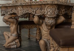 stół rzeźbiony