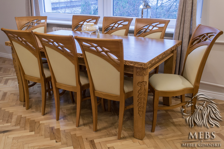 Stół drewniany delikatnie podrzeźbiany