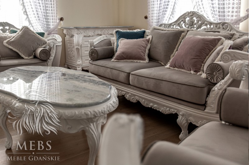Biała sofa rzeźbiona w stylu włoskim