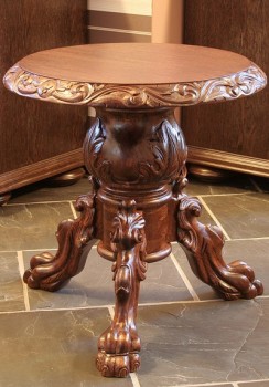 Rzeźbiony stolik do kawy w starym stylu